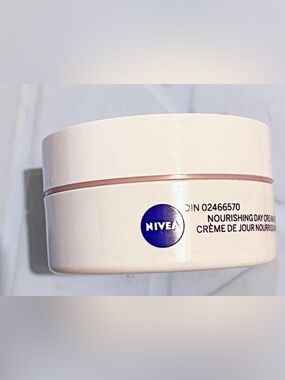 🆕 NIVEA Nourishing Day Cream - White